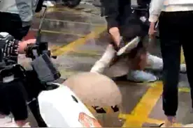 山东枣庄两学生校门口遭多人围殴，警方：已抓获部分涉案人员图片
