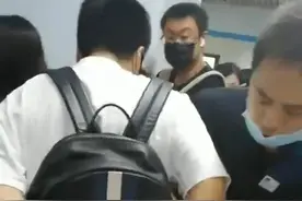 疑似从30岁男子鞋中发现偷拍设备，在地铁站突被按倒图片