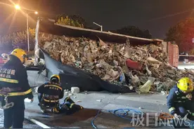 多方联手救援！货车侧翻压瘪小车万幸两人无大碍，均已排除酒驾毒驾图片