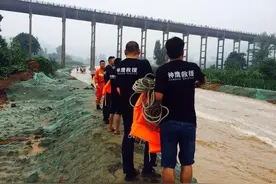 赴山西抗洪救援队被收过路费，路人帮支付242元！当地回应图片