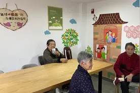 小区入户大厅“变身记”：曾经“脚都下不了”，如今成了“会客厅”图片