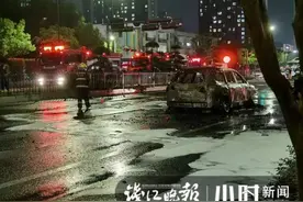 突发 | 杭州建设一路一轿车自燃，目击者：“太吓人了，爆炸了”图片