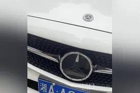 长沙一女子莫名猛踹奔驰车八脚还抠掉车标，车主已报警图片