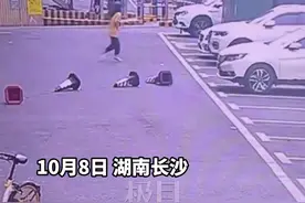长沙一女子莫名猛踹奔驰车八脚还抠掉车标，车主已报警图片