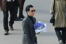 甄子丹巴黎拍《疾速追杀4》怀抱花束持杖饰盲人图片
