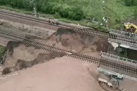 大雨洪水中的这7个瞬间，让我们流泪了……图片