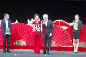 “武汉造”京剧《母亲》为第十七届“中国戏剧节”开幕，焦晃获中国文联“终身成就戏剧家”表彰图片