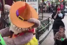 上海迪士尼人偶又被打了！网友：这回真的被打哭了图片