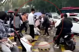 山东警方通报女学生校门口遭多名男子群殴，知情人：疑因追求未果图片