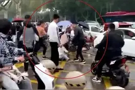山东警方通报女学生校门口遭多名男子群殴，知情人：疑因追求未果图片