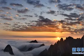 安徽黄山：秋日云海披霞光图片