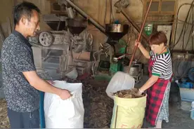 南京高淳残疾夫妻“创”出致富路 想上网卖农家自榨菜籽油图片