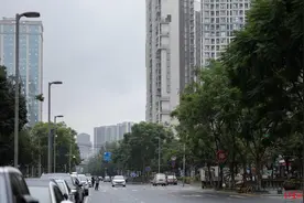 路灯亮度不达标，华润路明暗分两段！建设方承诺整改，两年过去为何依旧黑黢黢？图片