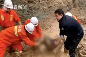农妇被泥石流掩埋 5名救援人员连拖带拽将其救出图片