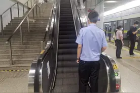 “我是警察，你鞋子里有密拍设备！”图片