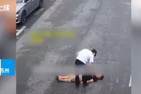 男子躺马路哭求交警拘留：我女儿说800减700等于900图片