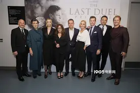 大本新片《最后的决斗》首映 红毯拥吻女友洛佩兹图片