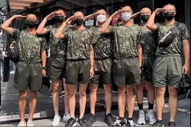 街头趴地表演射击，斑马线喊军令口号……“当兵当疯了”视频在台引争议图片