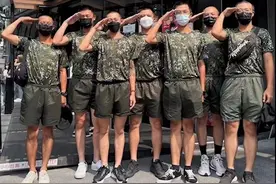 打靶训练、部队行进……台7名新兵在街头“操练”，网友：真是哭笑不得图片