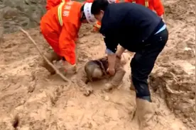 山西消防营救被泥石流掩埋女子，画面令人揪心：女子浑身黄泥，体力透支无法站立图片