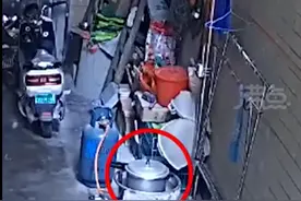 最担心的一幕发生了！高压锅装太满堵住气孔发生爆炸，网友直呼吓人图片