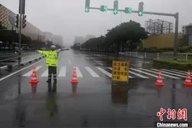 珠海遭遇红色暴雨袭城 公交停运致居民出行严重受限图片