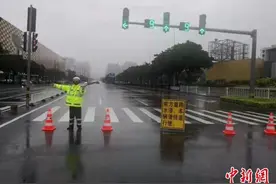 珠海遭遇红色暴雨袭城 公交停运致居民出行严重受限图片