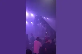 东莞一酒吧舞台灯架垮塌，2名工作人员受伤图片