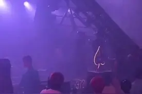 东莞一酒吧舞台灯架垮塌，2名工作人员受伤图片