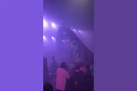 东莞一酒吧舞台灯架垮塌，2名工作人员受伤图片