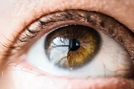 眼睛干涩别乱用眼药水，容易“伤眼”图片