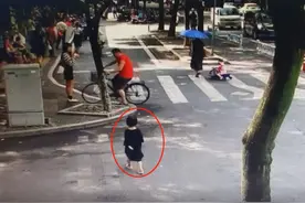 女子路边“捡”到3岁走失萌娃，交给了警察图片