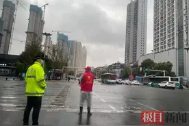 冷！今日江城有人穿短袖有人穿羽绒服，明起气温回升图片