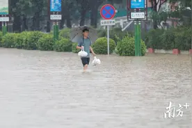 图集｜中山三乡多处水浸，街坊撑“艇”过街图片