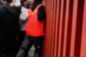 开封一景区免票第一天大批游客不顾阻拦冲进园区 景区：正在调整中视频封面