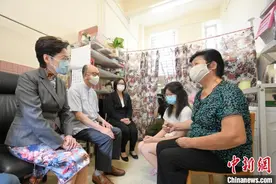 林郑月娥探访过渡性房屋住户图片