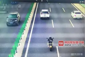 8天28起！南宁多条快速路车流中，摩托车频繁上演“钻车缝”惊险之举图片