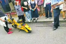 13岁少年骑车伤人 共享电单车企业是否担责？图片