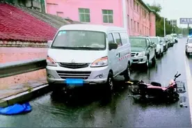 老人雨夜被摩托撞倒不幸离世 家属悬赏2万元寻找肇事逃逸者图片