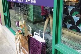 “穿”上Prada的菜市场图片