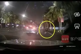 事发海口！一男子在机动车道逆行奔跑，故意冲向轿车又躲开……图片