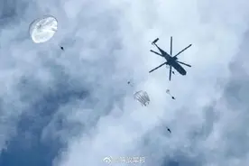 海拔3700米高原女兵首次跳伞 飒图片