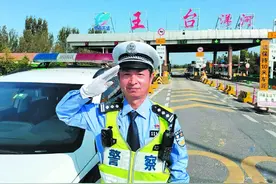 用坚守纪念李涌！青岛交警将悲痛化成力量 坚守岗位确保交通安全通畅图片