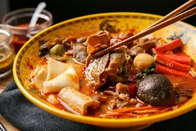 长沙男子在杨国福麻辣烫吃出苍蝇，要求5倍赔偿，店家认为这是“职业讹人”图片