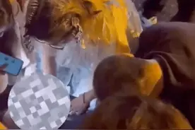 是这名研究生！顶着满头染发剂的小姐姐找到了图片