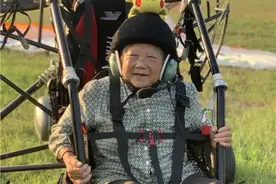 八旬老人玩滑翔伞的画风，万万没想到图片