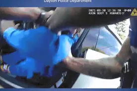 美国警察将一残疾黑人司机拉出车外：怀疑其贩毒图片