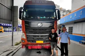 柳州19岁男子无证驾驶大型超载货车，还强行冲卡，行拘图片