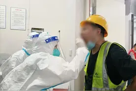 顶着满头染发剂救人的南京医护小姐姐，找到了图片