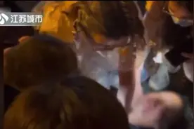 冲上热搜！顶着满头染发剂救人的女医护找到啦图片